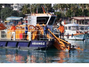 Akdeniz’in iki noktasından 20 kamyon çöp çıktı