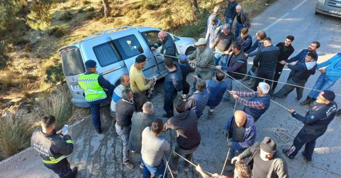 Şarampole düşen araca ’örümcek ağlı’ önlem