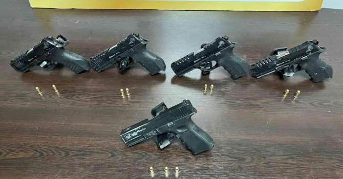 Otomobilde 5 adet ruhsatsız tabanca ele geçirildi