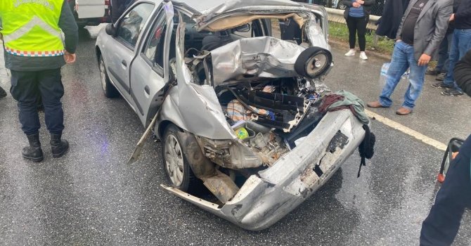 Işıklı kavşakta kamyon ile otomobil çarpıştı: 1’i ağır 3 yaralı