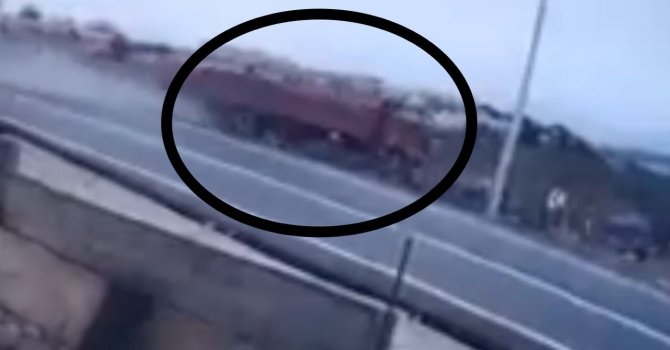 Mersin’de 2 kişi ölüme böyle gitmiş: feci kamyon kazası güvenlik kamerasında