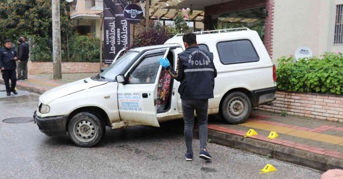 Aracıyla seyir halindeyken husumetlileri tarafından silahla yaralandı
