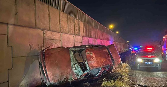 Takla atan otomobil köprü duvarına çarptı: 1 ölü