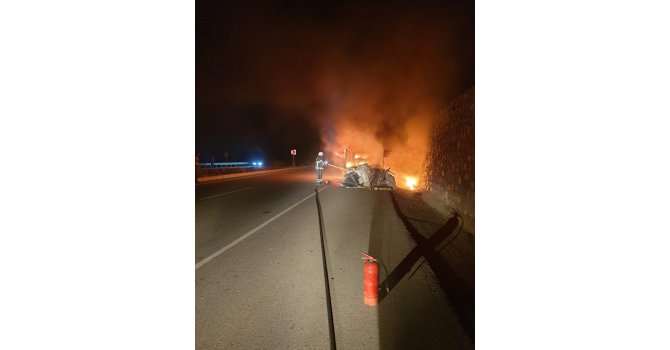 Hurda yüklü kamyonet, çıkan yangında hurdaya döndü