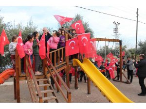 Çocuklar, parklarını yapan başkanı bayraklarla karşıladı