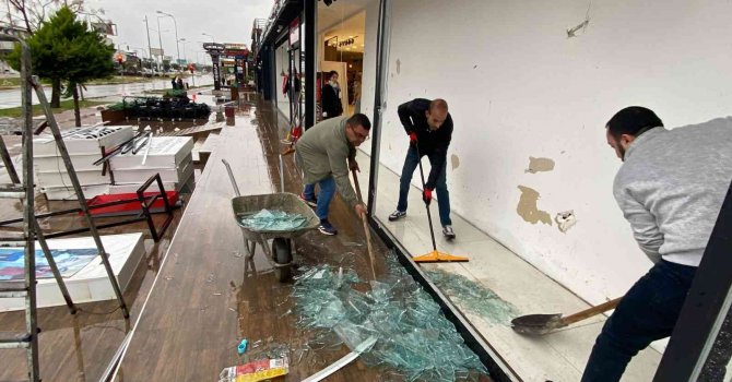 Antalya’da hortum dehşeti kamerada