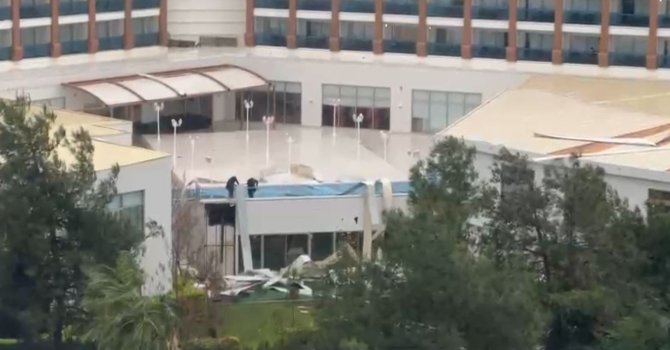 Antalya’da hortum 5 yıldızlı otelin çatı kaplamasını uçurdu