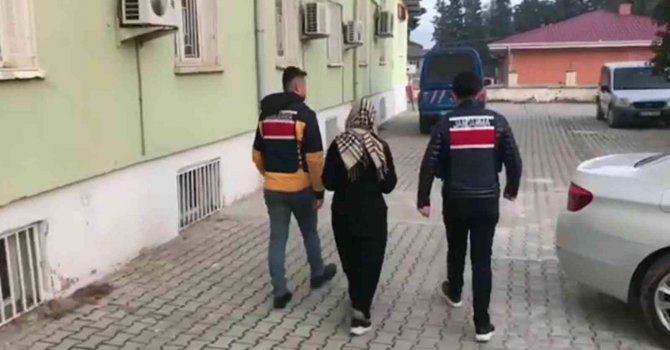 Evine girmeye çalışan hırsızı kapı deliğinden görüntüledi