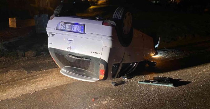 Gençlerin otomobille refüje çarpıp takla attığı anlar kamerada