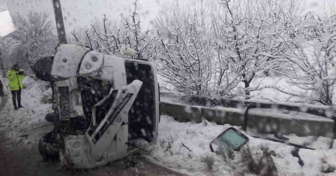 Antalya’da minibüs devrildi, 5 öğretmen ve 1 öğrenci yaralandı