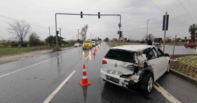 Trafik ekipleri uygulama yaparken, kırmızı ışıkta bekleyen otomobile tır çarptı: 1 yaralı