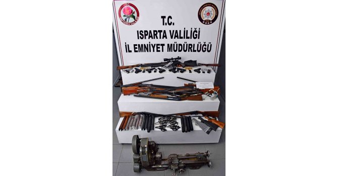 Isparta’da eş zamanlı kaçak silah operasyonu