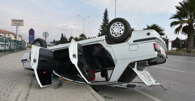 Takla atan otomobil park halindeki araca çarptı: 3 yaralı