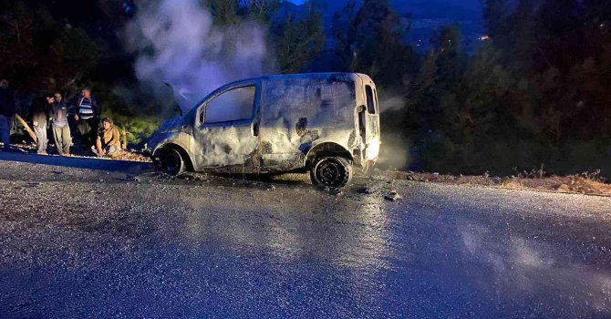 Hareket halindeki hafif ticari araç alev alev yandı