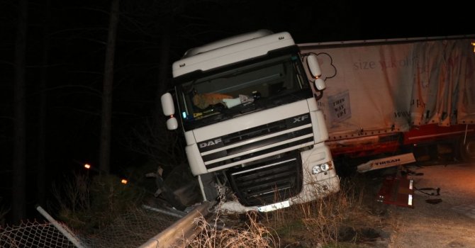 Tır devrildi, Adana-Ankara Otoyolu ulaşıma kapandı