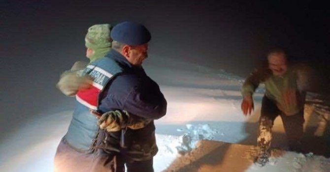 2 bin 180 rakımda karda mahsur kalan bakım ekibi kurtarıldı