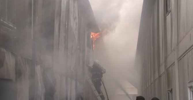 Hastane inşaatında çalışan 200 işçinin kaldığı konteyner alev alev yandı