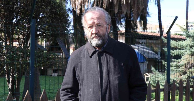 Kendi halindeki kediye tekme attı