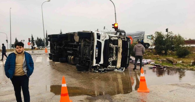 Hatay’da öğrenci servisi ile tır çarpıştı: 6 yaralı