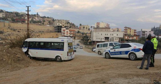 Freni boşalan öğrenci servisi toprak yığınına çarptı: 4 yaralı