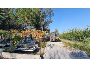 Mersin’de mezarlık alanları temizleniyor