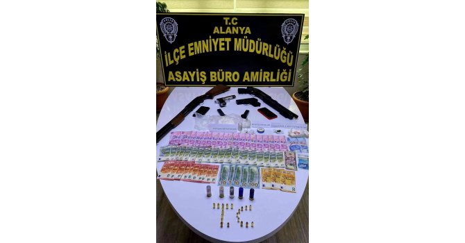 Polisten kaçarak saklandıkları adresten uyuşturucu ve silah çıktı