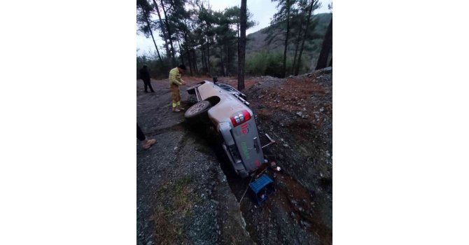 Görevden dönen orman işletmeye ait araç devrildi
