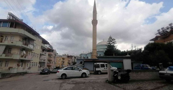 Kaza yapan otomobil, trafik lambasını devirdi