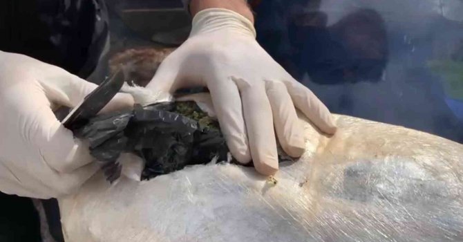 Otomobilin motor ve koltuk arasına zulalı uyuşturucu ele geçirildi