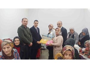 Kursiyerlerden ihtiyaç sahibi öğrencilere karne hediyesi