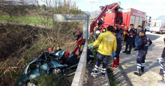 Antalya’da köprü demirine çarpan otomobilde can pazarı