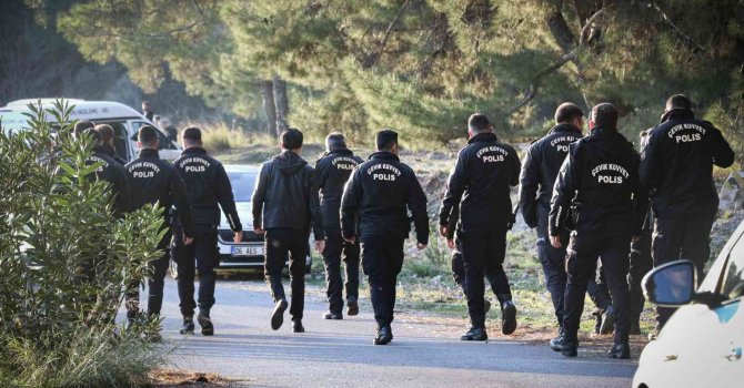 Ormanlık alanda bulunan cesedin kafası ve kolları ‘hassas burunla’ aranıyor