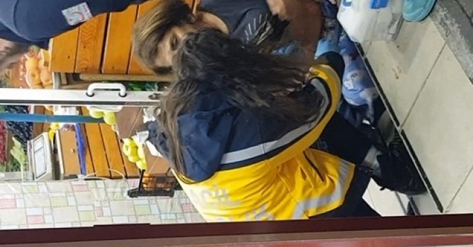 Oğlu tarafından bıçaklanan kadın yaralı halde markete sığındı