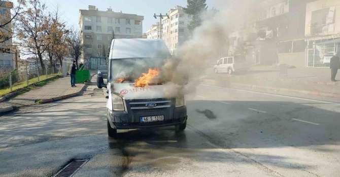 Yanmaya başlayan işçi servis minibüsü zamanında müdahale ile söndürüldü