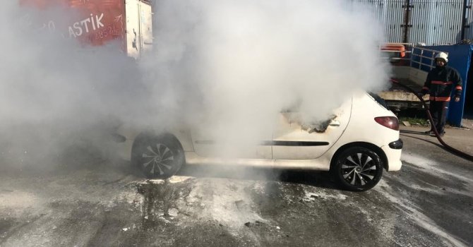 Bakıma alınan otomobil yandı