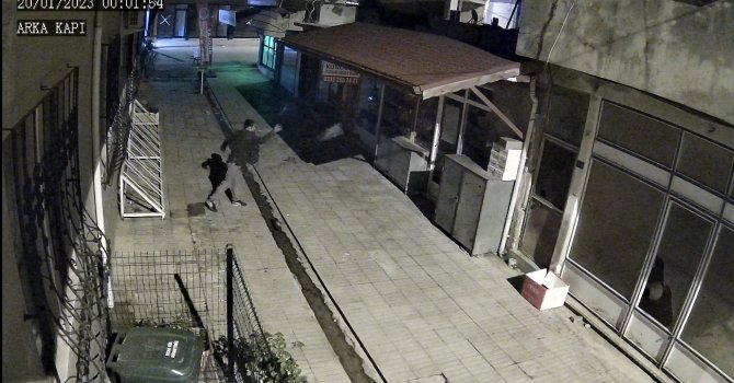 İş yerinin camını taşla kırdı, içerdeki bağış kutusunu çaldı