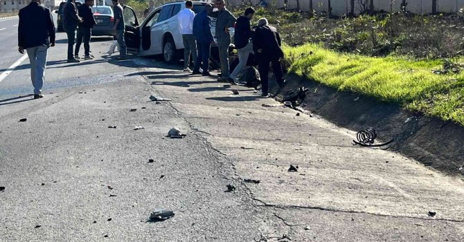 Bordür taşına çarpıp kanala giren otomobilin sürücüsü yaralandı