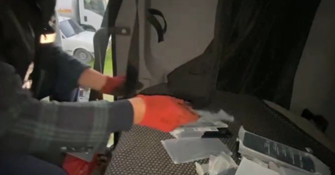 Mısır yüklü tırda 5 milyon liralık kaçak telefon ele geçirildi