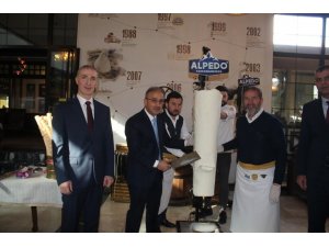 Kervancıoğlu, Bakan Yardımcısı Yılmaz’a dondurma kesti