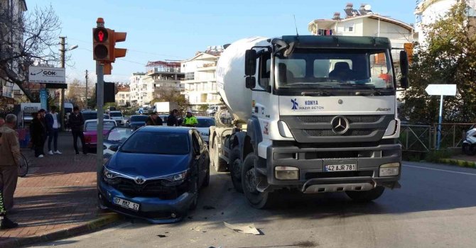 Beton mikserinin çarptığı otomobil trafik ışığına vurarak durabildi