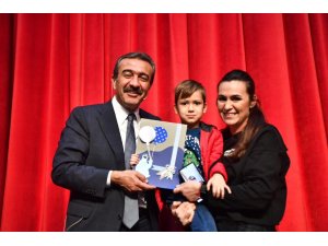 Öğrenciler karnelerini alıp Başkan Çetin’e getirdi