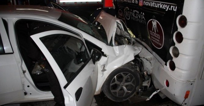 Park halindeki otobüse çarpan sürücü hayatını kaybetti