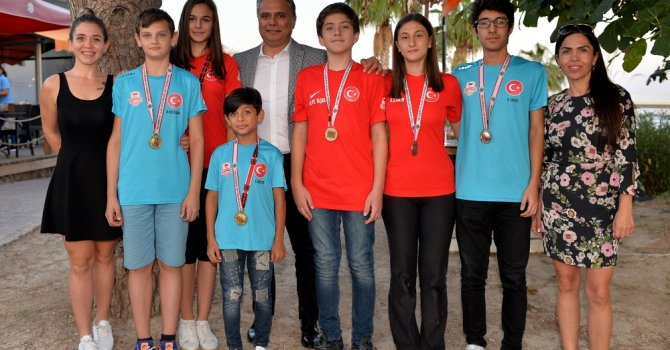 Şampiyonlar Başkan Uysal’la buluştu