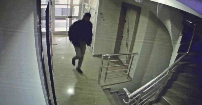 Sekerek geldiği apartmanda, eşyaları çalıp topladıkça iyileşti