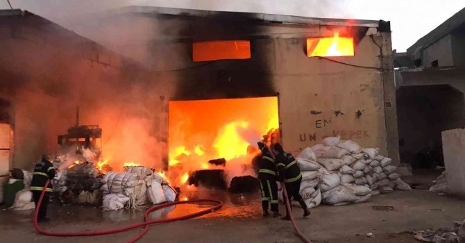 Tekstil fabrikasının deposunda çıkan yangın söndürüldü