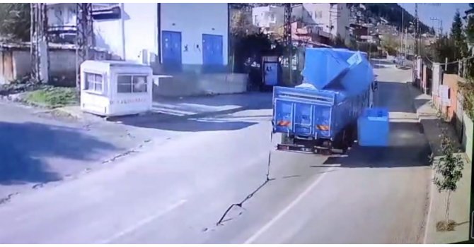 Kamyonda halat koptu, betonlar yola savruldu