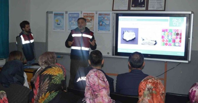 Burdur’da jandarma ekiplerinden uyuşturucu ve siber suçlarla mücadele eğitimi