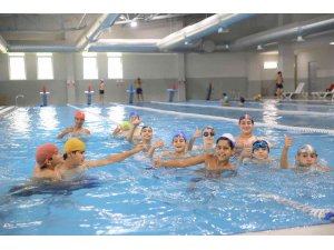 Adana Yüreğir’de 4 mevsim yüzme keyfi