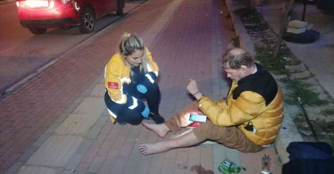 Park halindeki araçların fotoğrafını çekip oturduğu yerde kalbini tutmaya başladı