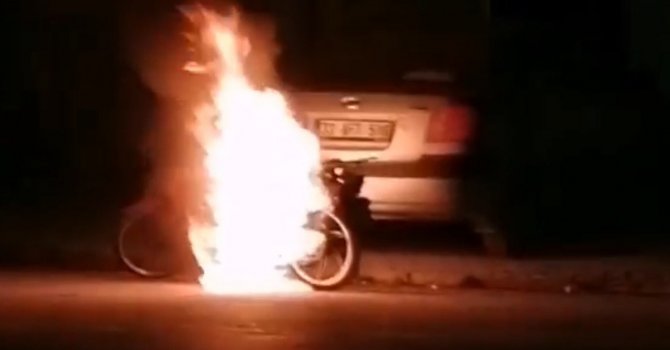 Motosiklet sokak ortasında alev alev yandı